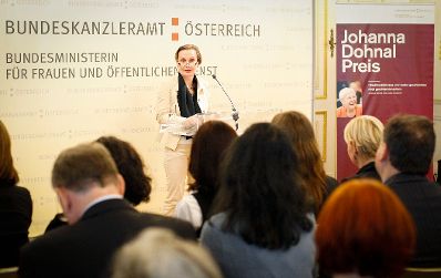 Am 12. Juni 2012 lud Frauenministerin Gabriele Heinisch-Hosek zur Verleihung des Johanna-Dohnal Preises 2012 ins Bundeskanzleramt. Im Bild Jurymitglied Maria Mesner.
