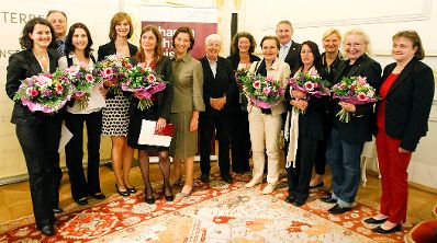Am 12. Juni 2012 lud die Frauenministerin zur Verleihung des Johanna-Dohnal Preises 2012 ins Bundeskanzleramt. Im BIld (v.l.n.r.) F&ouml;rderpreistr&auml;gerin Sophie Fr&ouml;hlich, Personalchef der Division voestalpine Edelstahl GmbH Reinhard Retzl, F&ouml;rderpreistr&auml;gerinnen Astrid Ebner-Zarl und Christine Gasser-Schuchter, Stipendiumpreistr&auml;gerin Jessica Richter, Frauenministerin Gabriele Heinisch-Hosek, Annemarie Aufreiter, Jurymitglieder Brigitte Ratzer und Jurymitglied Maria Mesner, Bundessekret&auml;r des Arbeitersamariterbundes Reinhard Hundsm&uuml;ller, Jurymitglied Gabriella Hauch, Frauenstadtr&auml;tin Sandra Frauenberger, Jurymitglied Marion Elias und die Leiterin der Personalentwicklung der Kapsch-Gruppe Doris Kruschitz-Bestepe.