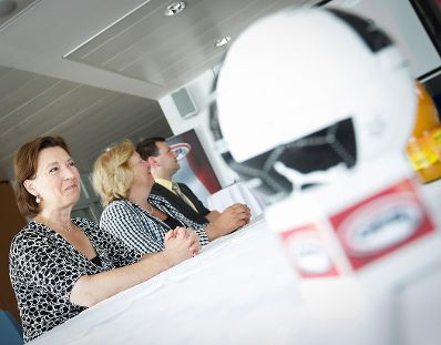 Am 21. Juni 2012 besuchte Frauenministerin Gabriele Heinisch-Hosek das Nationale Zentrum f&uuml;r Frauenfu&szlig;ball in St. P&ouml;lten.
