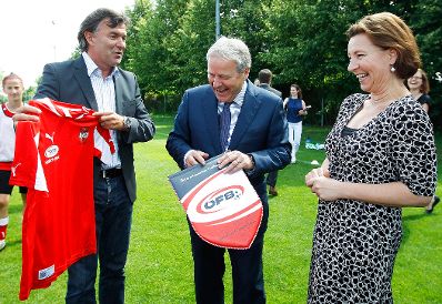 Am 21. Juni 2012 besuchte Frauenministerin Gabriele Heinisch-Hosek das Nationale Zentrum f&uuml;r Frauenfu&szlig;ball in St. P&ouml;lten. &Ouml;FB Pr&auml;sident Leopold Windtner (r.) und Willibald Ruttensteiner (l.).