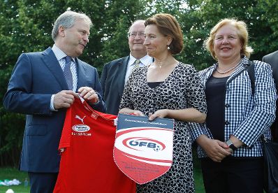 Am 21. Juni 2012 besuchte Frauenministerin Gabriele Heinisch-Hosek das Nationale Zentrum f&uuml;r Frauenfu&szlig;ball in St. P&ouml;lten.