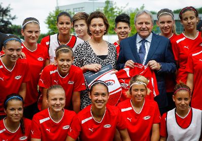 Am 21. Juni 2012 besuchte Frauenministerin Gabriele Heinisch-Hosek das Nationale Zentrum f&uuml;r Frauenfu&szlig;ball in St. P&ouml;lten.