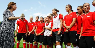 Am 21. Juni 2012 besuchte Frauenministerin Gabriele Heinisch-Hosek das Nationale Zentrum f&uuml;r Frauenfu&szlig;ball in St. P&ouml;lten.
