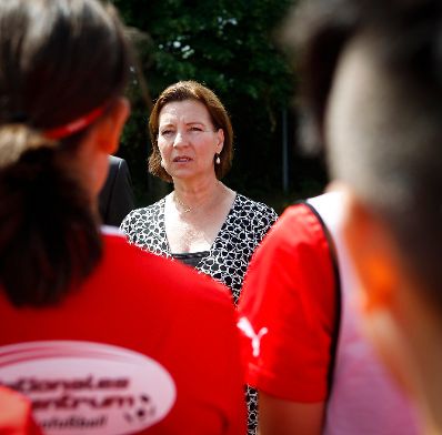 Am 21. Juni 2012 besuchte Frauenministerin Gabriele Heinisch-Hosek das Nationale Zentrum f&uuml;r Frauenfu&szlig;ball in St. P&ouml;lten.