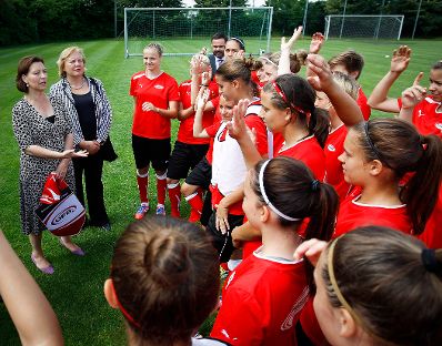 Am 21. Juni 2012 besuchte Frauenministerin Gabriele Heinisch-Hosek das Nationale Zentrum f&uuml;r Frauenfu&szlig;ball in St. P&ouml;lten.