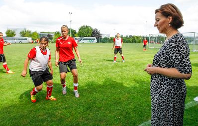Am 21. Juni 2012 besuchte Frauenministerin Gabriele Heinisch-Hosek das Nationale Zentrum f&uuml;r Frauenfu&szlig;ball in St. P&ouml;lten.
