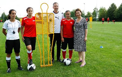 Am 21. Juni 2012 besuchte Frauenministerin Gabriele Heinisch-Hosek das Nationale Zentrum f&uuml;r Frauenfu&szlig;ball in St. P&ouml;lten.