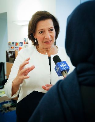 Am 5. Oktober 2012 hielt Frauenministerin Gabriele Heinisch-Hosek (im Bild) eine Festansprache bei der Veranstaltung "Gemeinsam gegen Menschenhandel" in der Diplomatischen Akademie Wien.