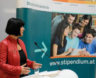 Am 10. Oktober 2012 &uuml;bergab Bundeskanzleramt-Sektionschefin Angelika Flatz (im Bild) das CAF-G&uuml;tesiegel an die Studienbeihilfenbeh&ouml;rde.