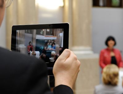 Am 10. Oktober 2012 &uuml;bergab Bundeskanzleramt-Sektionschefin Angelika Flatz (im Bild) das CAF-G&uuml;tesiegel an die Studienbeihilfenbeh&ouml;rde.