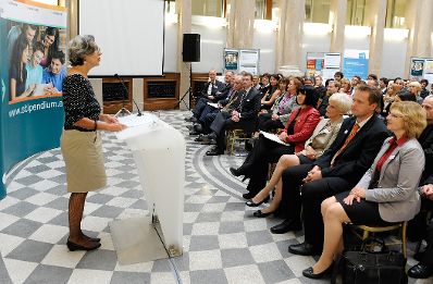 Am 10. Oktober 2012 &uuml;bergab Bundeskanzleramt-Sektionschefin Angelika Flatz das CAF-G&uuml;tesiegel an die Studienbeihilfenbeh&ouml;rde. Im Bild Elisabeth Freismuth (l.), Sektionschefin im Bundesministerium f&uuml;r Wissenschaft und Forschung.