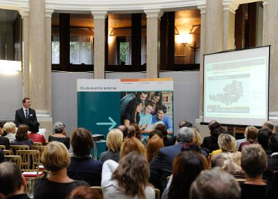 Am 10. Oktober 2012 &uuml;bergab Bundeskanzleramt-Sektionschefin Angelika Flatz das CAF-G&uuml;tesiegel an die Studienbeihilfenbeh&ouml;rde. Im Bild Gottfried Schl&ouml;glhofer, Leiter der Studienbeihilfenbeh&ouml;rde bei den Dankesworten und einer Kurzdarstellung der Studienbeihilfenbeh&ouml;rde.