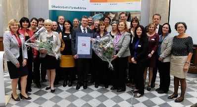 Am 10. Oktober 2012 &uuml;bergab Bundeskanzleramt-Sektionschefin Angelika Flatz das CAF-G&uuml;tesiegel an die Studienbeihilfenbeh&ouml;rde. Im Bild Mitarbeiter der Studienbeihilfenbeh&ouml;rde.