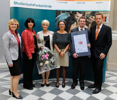Am 10. Oktober 2012 &uuml;bergab Bundeskanzleramt-Sektionschefin Angelika Flatz (2.v.l.) das CAF-G&uuml;tesiegel an die Studienbeihilfenbeh&ouml;rde.
