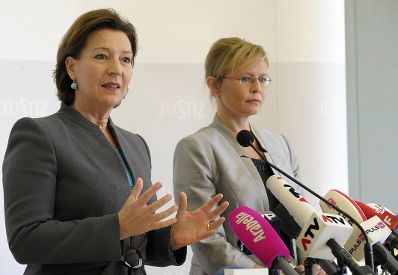 Am 10. Oktober 2012 gaben Justizministerin Beatrix Karl (r.) und Frauenministerin Gabriele Heinisch-Hosek (l.) eine gemeinsame Pressekonferenz zum Thema &quot;Familienrechtspaket&quot; im Justizministerium.