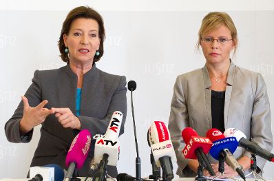 Am 10. Oktober 2012 gaben Justizministerin Beatrix Karl (r.) und Frauenministerin Gabriele Heinisch-Hosek (l.) eine gemeinsame Pressekonferenz zum Thema &quot;Familienrechtspaket&quot; im Justizministerium.