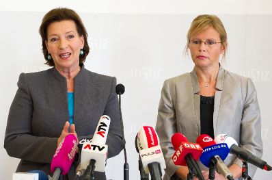 Am 10. Oktober 2012 gaben Justizministerin Beatrix Karl (r.) und Frauenministerin Gabriele Heinisch-Hosek (l.) eine gemeinsame Pressekonferenz zum Thema &quot;Familienrechtspaket&quot; im Justizministerium.