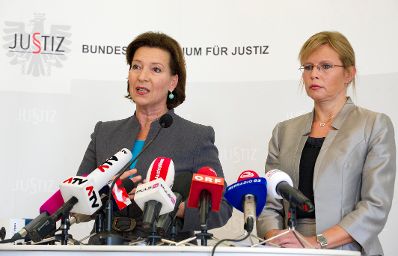 Am 10. Oktober 2012 gaben Justizministerin Beatrix Karl (r.) und Frauenministerin Gabriele Heinisch-Hosek (l.) eine gemeinsame Pressekonferenz zum Thema &quot;Familienrechtspaket&quot; im Justizministerium.