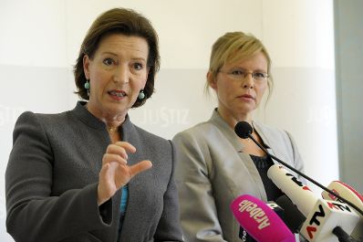 Am 10. Oktober 2012 gaben Justizministerin Beatrix Karl (r.) und Frauenministerin Gabriele Heinisch-Hosek (l.) eine gemeinsame Pressekonferenz zum Thema &quot;Familienrechtspaket&quot; im Justizministerium.