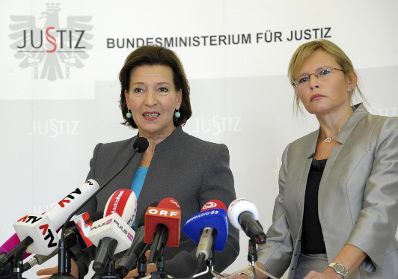 Am 10. Oktober 2012 gaben Justizministerin Beatrix Karl (r.) und Frauenministerin Gabriele Heinisch-Hosek (l.) eine gemeinsame Pressekonferenz zum Thema &quot;Familienrechtspaket&quot; im Justizministerium.