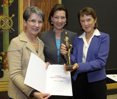 Am 10. Oktober 2012 luden Nationalratspr&auml;sidentin Barbara Prammer (l.) und Frauenministerin Gabriele Heinisch-Hosek (m.) gemeinsam zur Verleihung des Frauen-Lebenswerk-Preises und der K&auml;the Leichter-Preise 2012 ins Parlament. Im Bild mit Stephanie Lerner-Lapidus (r.), in Vertretung der Preistr&auml;gerin Gerda Lerner.
