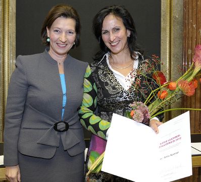 Am 10. Oktober 2012 luden Nationalratspr&auml;sidentin Barbara Prammer und die Frauenministerin gemeinsam zur Verleihung des Frauen-Lebenswerk-Preises und der K&auml;the Leichter-Preise 2012 ins Parlament. Im Bild Frauenministerin Gabriele Heinisch-Hosek (l.) mit Preistr&auml;gerin Anna Sporrer (r.).