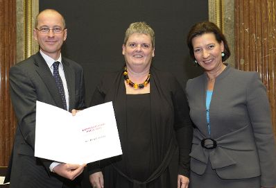 Am 10. Oktober 2012 luden Nationalratspr&auml;sidentin Barbara Prammer und die Frauenministerin gemeinsam zur Verleihung des Frauen-Lebenswerk-Preises und der K&auml;the Leichter-Preise 2012 ins Parlament. Im Bild (v.r.n.l.) Frauenministerin Gabriele Heinisch-Hosek mit Preistr&auml;gerin Birgitt Haller und Friedrich Faulhammer.