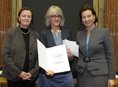 Am 10. Oktober 2012 luden Nationalratspr&auml;sidentin Barbara Prammer und die Frauenministerin gemeinsam zur Verleihung des Frauen-Lebenswerk-Preises und der K&auml;the Leichter-Preise 2012 ins Parlament. Im Bild (v.r.n.l.) Frauenministerin Gabriele Heinisch-Hosek mit Preistr&auml;gerin Susanne Dermutz und Doris Guggenberger.