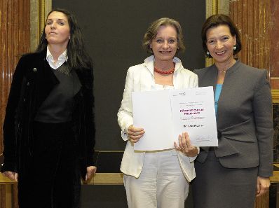 Am 10. Oktober 2012 luden Nationalratspr&auml;sidentin Barbara Prammer und die Frauenministerin gemeinsam zur Verleihung des Frauen-Lebenswerk-Preises und der K&auml;the Leichter-Preise 2012 ins Parlament. Im Bild (v.r.n.l.) Frauenministerin Gabriele Heinisch-Hosek mit Preistr&auml;gerin Lisa Fischer und Helene Schuberth.