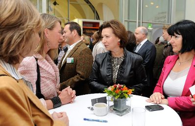 Am 18. Oktober 2012 besuchte Bundesministerin f&uuml;r Frauenangelegenheiten und den &ouml;ffentlichen Dienst Gabriele Heinisch-Hosek (m.) die Verwaltungsmesse im MuseumsQuartier. Im Bild mit Sektionschefin Angelika Flatz (r.).