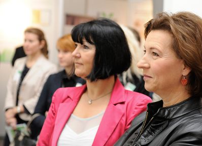 Am 18. Oktober 2012 besuchte Bundesministerin f&uuml;r Frauenangelegenheiten und den &ouml;ffentlichen Dienst Gabriele Heinisch-Hosek (r.) die Verwaltungsmesse im MuseumsQuartier. Im Bild mit Sektionschefin Angelika Flatz (l.).