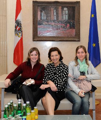 Am 26. Oktober 2012 empfing Frauenministerin Gabriele Heinisch-Hosek im Rahmen des Nationalfeiertages Besucherinnen und Besucher im Bundeskanzleramt.