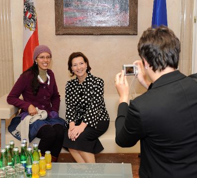 Am 26. Oktober 2012 empfing Frauenministerin Gabriele Heinisch-Hosek im Rahmen des Nationalfeiertages Besucherinnen und Besucher im Bundeskanzleramt.