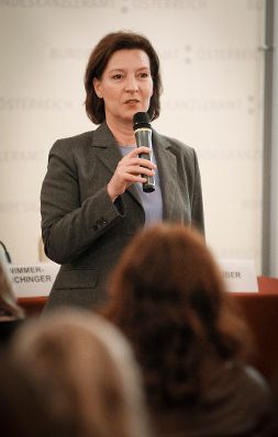 Am 5. Oktober 2012 er&ouml;ffnete Bundesministerin Gabriele Heinisch-Hosek die &Ouml;sterreichpremiere des Trickfilms &quot;Centrefold&quot; im Frauenministerium.