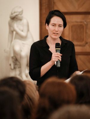 Am 5. Oktober 2012 er&ouml;ffnete Bundesministerin Gabriele Heinisch-Hosek die &Ouml;sterreichpremiere des Trickfilms &quot;Centrefold&quot; im Frauenministerium. Im Bild Moderatorin Martina Madner bei der Podiumsdiskusion nach der Premiere des Films &bdquo;Centrefold&ldquo;.