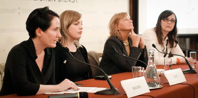 Am 5. Oktober 2012 er&ouml;ffnete Bundesministerin Gabriele Heinisch-Hosek die &Ouml;sterreichpremiere des Trickfilms &quot;Centrefold&quot; im Frauenministerium. Im Bild (v.l.n.r.) Moderatorin Martina Madner, Regisseurin Ellie Land, Frauerngesundheitsbeauftragte der Stadt Wien Beate Wimmer-Puchinger und die Veranstallterin von Tricky Women Waltraud Grausgruber bei der Podiumsdiskusion nach der Premiere des Films &bdquo;Centrefold&ldquo;.