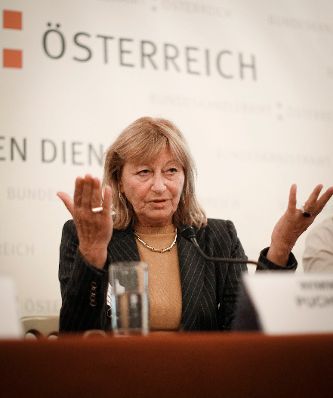 Am 5. Oktober 2012 er&ouml;ffnete Bundesministerin Gabriele Heinisch-Hosek die &Ouml;sterreichpremiere des Trickfilms &quot;Centrefold&quot; im Frauenministerium. Im Bild Frauerngesundheitsbeauftragte der Stadt Wien Beate Wimmer-Puchinger bei der Podiumsdiskusion nach der Premiere des Films &bdquo;Centrefold&ldquo;.
