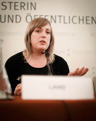 Am 5. Oktober 2012 er&ouml;ffnete Bundesministerin Gabriele Heinisch-Hosek die &Ouml;sterreichpremiere des Trickfilms &quot;Centrefold&quot; im Frauenministerium. Im Bild Regisseurin Ellie Land bei der Podiumsdiskusion nach der Premiere des Films &bdquo;Centrefold&ldquo;.