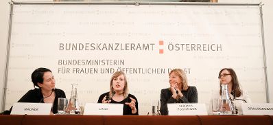 Am 5. Oktober 2012 er&ouml;ffnete Bundesministerin Gabriele Heinisch-Hosek die &Ouml;sterreichpremiere des Trickfilms &quot;Centrefold&quot; im Frauenministerium. Im Bild (v.l.n.r.) Moderatorin Martina Madner, Regisseurin Ellie Land, Frauerngesundheitsbeauftragte der Stadt Wien Beate Wimmer-Puchinger und die Veranstallterin von Tricky Women Waltraud Grausgruber bei der Podiumsdiskusion nach der Premiere des Films &bdquo;Centrefold&ldquo;.
