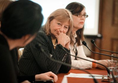 Am 5. Oktober 2012 er&ouml;ffnete Bundesministerin Gabriele Heinisch-Hosek die &Ouml;sterreichpremiere des Trickfilms &quot;Centrefold&quot; im Frauenministerium. Im Bild (v.l.n.r.) Moderatorin Martina Madner, Regisseurin Ellie Land, Frauerngesundheitsbeauftragte der Stadt Wien Beate Wimmer-Puchinger und die Veranstallterin von Tricky Women Waltraud Grausgruber bei der Podiumsdiskusion nach der Premiere des Films &bdquo;Centrefold&ldquo;.
