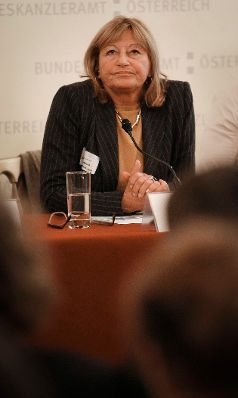 Am 5. Oktober 2012 er&ouml;ffnete Bundesministerin Gabriele Heinisch-Hosek die &Ouml;sterreichpremiere des Trickfilms &quot;Centrefold&quot; im Frauenministerium. Im Bild Frauerngesundheitsbeauftragte der Stadt Wien Beate Wimmer-Puchinger bei der Podiumsdiskusion nach der Premiere des Films &bdquo;Centrefold&ldquo;.