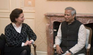 Am 6. November 2012 traf Frauenministerin Gabriele Heinisch-Hosek (l.) den Friedensnobelpreistr&auml;ger Muhammad Yunus (r.) im Grand Hotel in Wien.