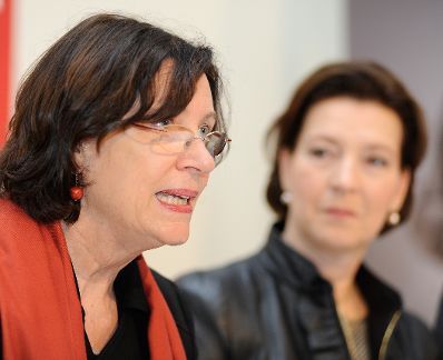 Am 12. November 2012 pr&auml;sentierte Frauenministerin Gabriele Heinisch-Hosek (r.) die V&auml;terkarenzkampagne Vol II im ZOOM Kindermuseum. Im Bild links Elisabeth Menasse-Wiesbauer, Direktorin des Zoom Kindermuseum.
