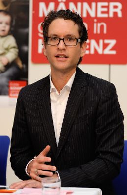 Am 12. November 2012 pr&auml;sentierte Frauenministerin Gabriele Heinisch-Hosek die V&auml;terkarenzkampagne Vol II im ZOOM Kindermuseum. Im Bild Michael Schulze, Vater in Karenz.