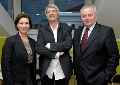 Am 27. November 2012 besuchte Frauenministerin Gabriele Heinisch-Hosek (l.) gemeinsam mit Sozialminister Rudolf Hundsdorfer (r.) im Rahmen der &quot;16 Tage gegen Gewalt&quot; die M&auml;nnerberatung Wien. Im Bild mit dem Leiter der M&auml;nnerberatung Jonni Brem (m.).
