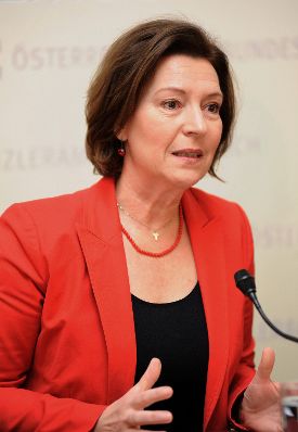 Am 28. November 2012 pr&auml;sentierte Frauenministerin Gabriele Heinisch-Hosek (im Bild) im Rahmen der &bdquo;16 Tage gegen Gewalt&ldquo; den Frauenbarometer mit dem Schwerpunkt &bdquo;Gewalt im sozialen Nahraum&ldquo;.