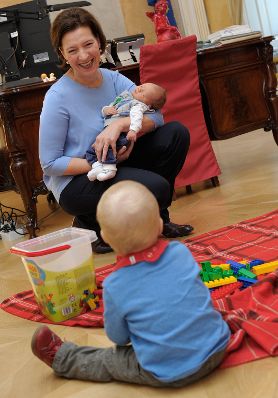 Am 29. November 2012 lud Frauenministerin Gabriele Heinisch-Hosek (im Bild) f&uuml;nf Karenzv&auml;ter mit ihren Kindern zum Fr&uuml;hst&uuml;ck und Erfahrungsaustausch in ihr B&uuml;ro.