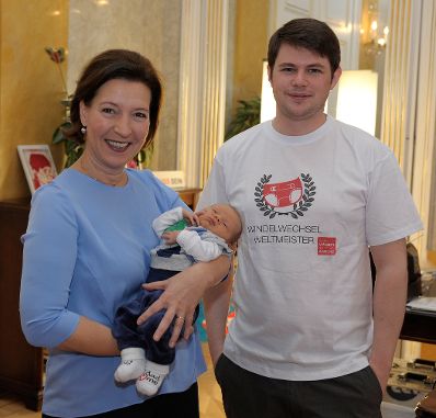 Am 29. November 2012 lud Frauenministerin Gabriele Heinisch-Hosek (l.) f&uuml;nf Karenzv&auml;ter mit ihren Kindern zum Fr&uuml;hst&uuml;ck und Erfahrungsaustausch in ihr B&uuml;ro.