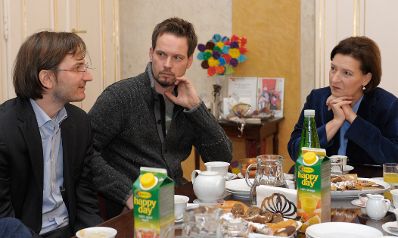 Am 29. November 2012 lud Frauenministerin Gabriele Heinisch-Hosek (rechts im Bild) f&uuml;nf Karenzv&auml;ter mit ihren Kindern zum Fr&uuml;hst&uuml;ck und Erfahrungsaustausch in ihr B&uuml;ro.