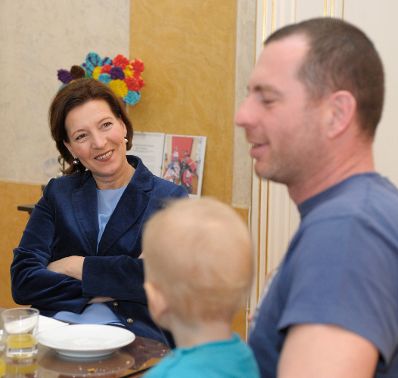 Am 29. November 2012 lud Frauenministerin Gabriele Heinisch-Hosek (im Bild) f&uuml;nf Karenzv&auml;ter mit ihren Kindern zum Fr&uuml;hst&uuml;ck und Erfahrungsaustausch in ihr B&uuml;ro.